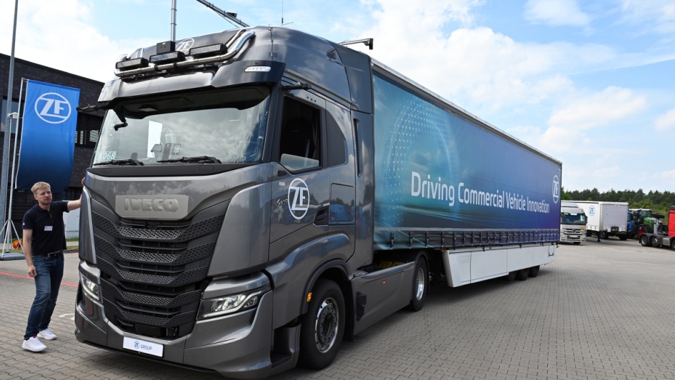 Ein grau lackierter Iveco-S-Way-Sattelzug steht auf einem Parkplatz. Das Fahrzeug dient der Firma ZF als Prototyp für die Entwicklung eines 360-Grad-Sicherheitssystems 