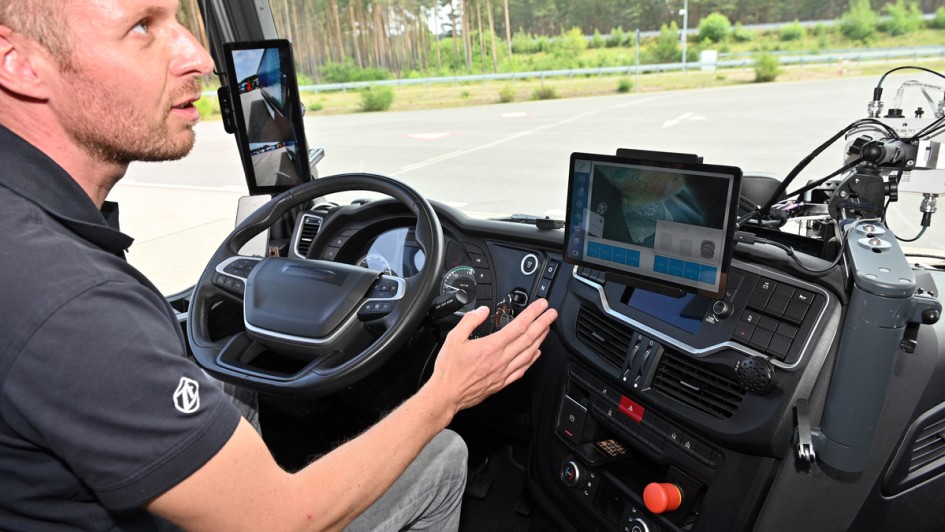 Eine Person sitzt hinter dem Steuer eines Iveco-S-Way. Das Fahrzeug dient der Firma ZF als Prototyp, rechts in der Mittelkonsole ist der Bildschirm des neu entwickelten 360-Grad-Sierheitssystems zu erkennen