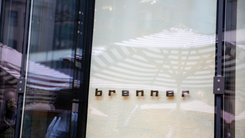 Eingang des Brenner Operngrill in der Maximilianstraße in München.