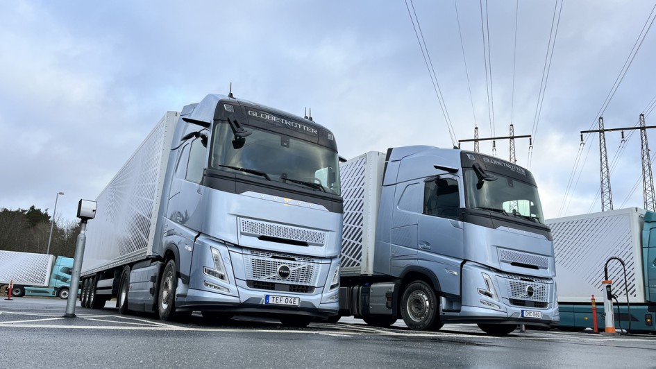 Zwei Volvo FH Aero