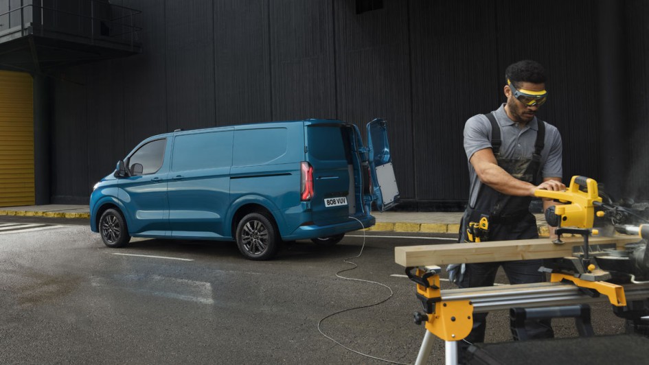 Ford E-Transit Custom mit Handwerker