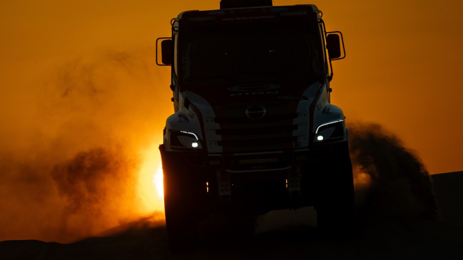 Truck vor Sonnenaufgang