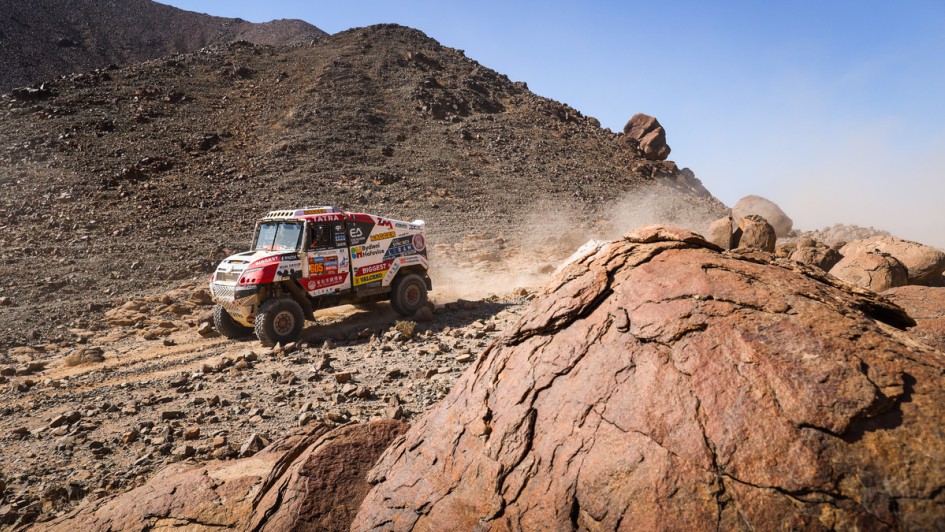 Team Tatra Buggyra ZM Racing fährt durch das Geröll der Etappe 11