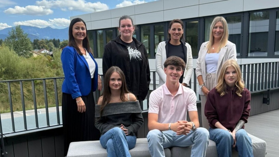 Ausbildungsstart 2025/26 - Hinten stehen von links nach rechts Sibel Hain (Ausbilderin), Johanna Weske, Cristina Dumitra, Franziska Seebacher (Ausbilderin). Vorne sitzen von links nach rechts Lina Untergruber, Franz Stadler und Sophia Spindler