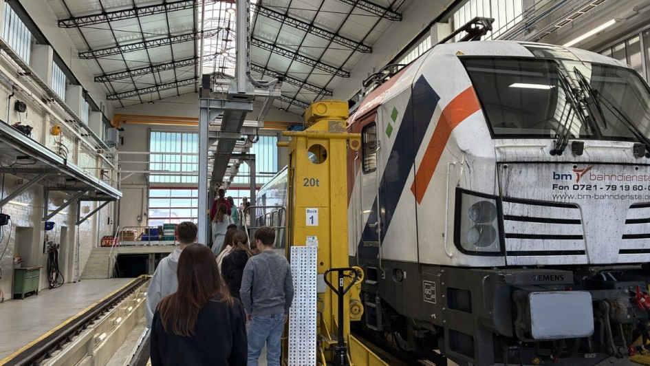 Kinder in der Lokwerkstatt