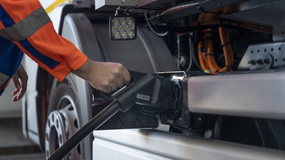 Ladestecker beim Mercedes-Benz eEconic