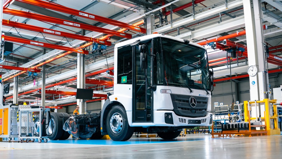Mercedes-Benz eEconic im Werk Wörth seitlich