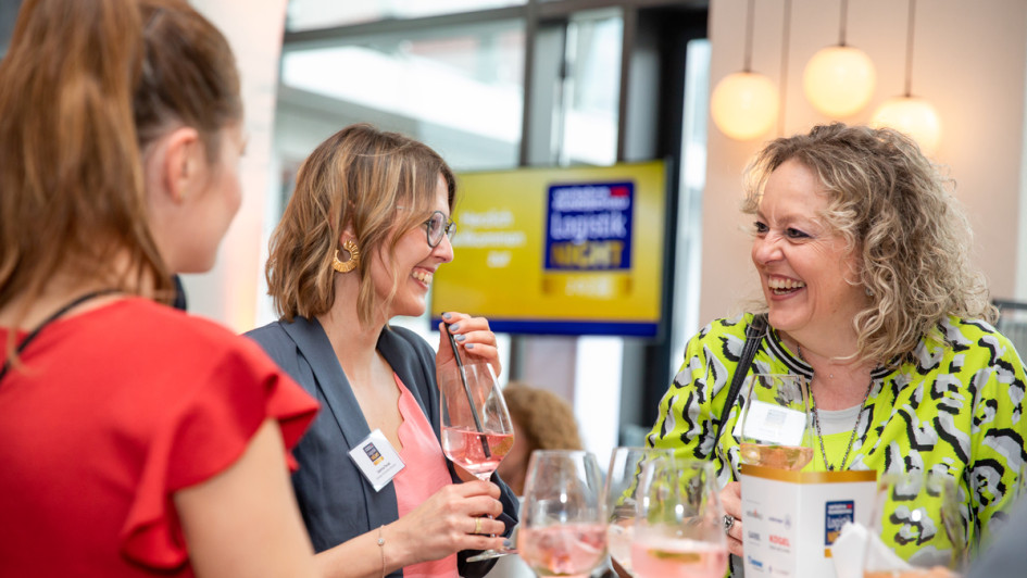 Gemeinsamer Austausch der Logistik Night Gäste beim Aperitif.
