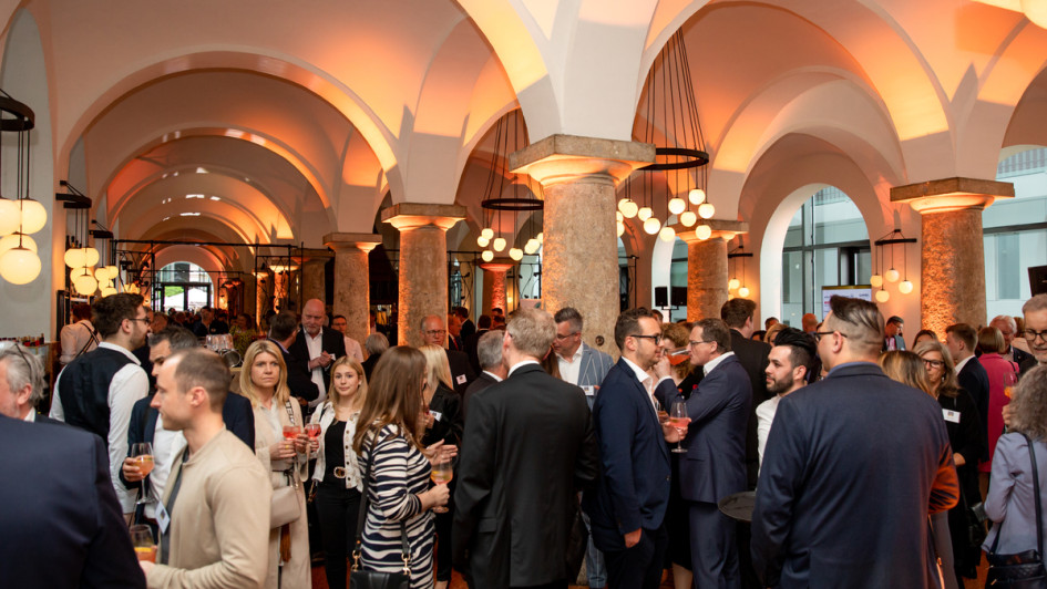 Die Gäste der Logistik Night 2023 treffen ein und genießen den Aperitif.
