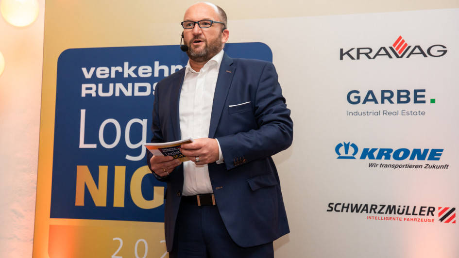 Chefredakteur der VerkehrsRundschau Gerhard Grünig moderiert die Preisverleihung der besten Azubis