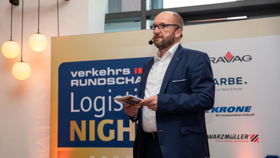 Chefredakteur Gerhard Grünig begrüßt die Gäste der ersten Logistik Night der VerkehrsRundschau.