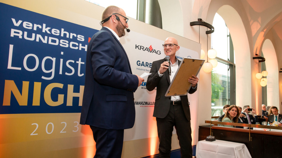 Auf der Bühne stehen Gerhard Grünig und Volker Kindler