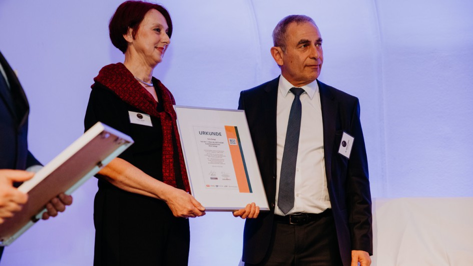 Ursula Wirth und Dr. Johannes Söllner von der Geis Gruppe Best Azubi 2022