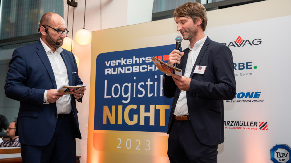 Gerhard Grünig und Jan Burgdorf übergaben auf der Bühne sowohl die Auszeichnung Green Light Truck als auch Green Truck 2023.