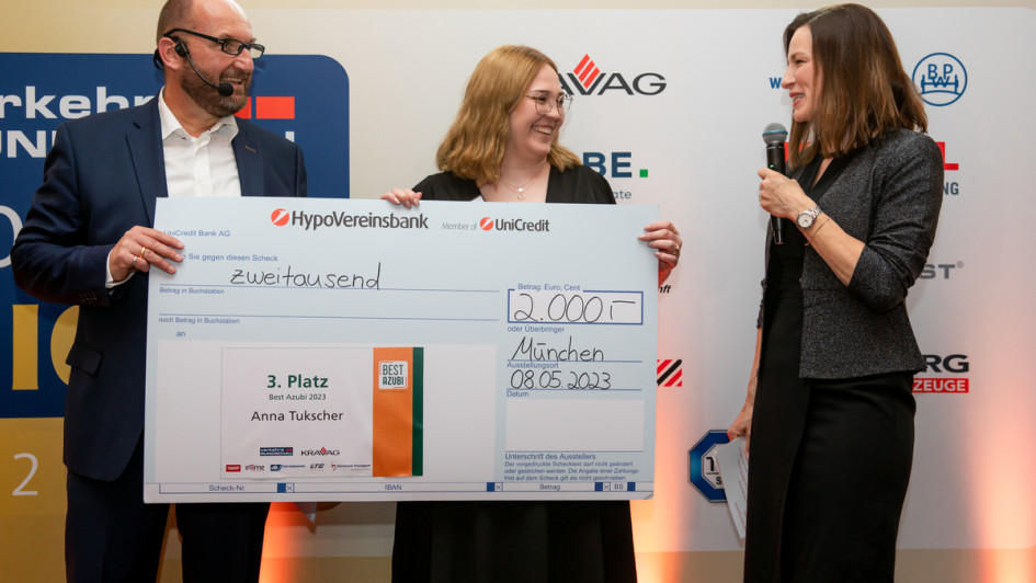 Gerhard Grünig und Anja Ludwig überreichen Anna Tukscher ihren Preis.