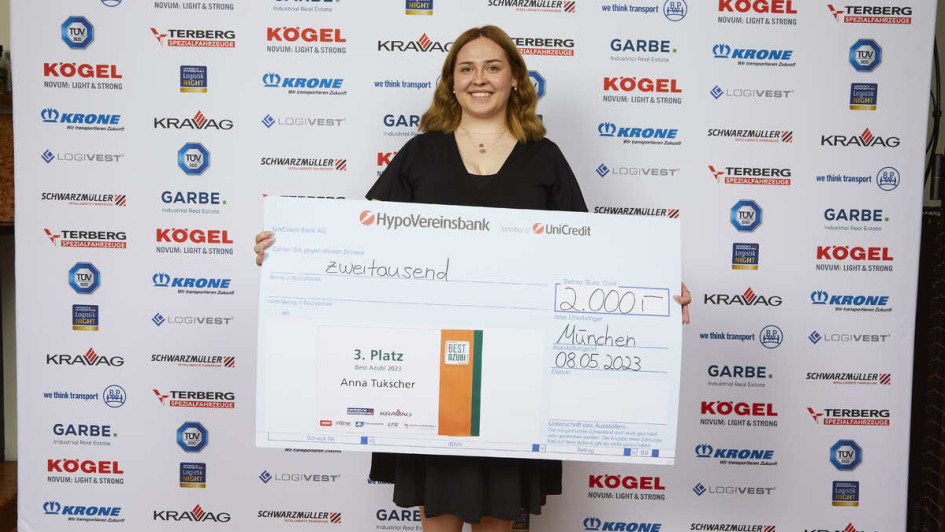 Anna Tukscher präsentiert ihren Preis