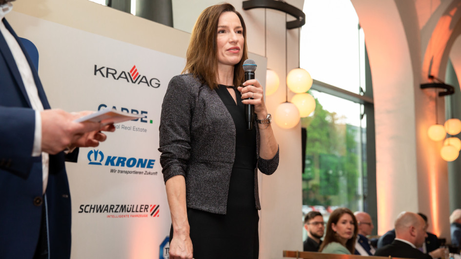 Anja Ludwig vom Kompetenzzentrum Straßengüterverkehr und Logistik der Kravag bedankt sich bei allen Teilnehmenden des Wissenswettbewerbes Best Azubi.