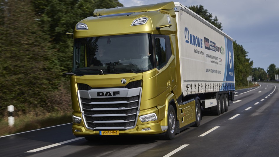 DAF gelb auf Straße rechts vorne