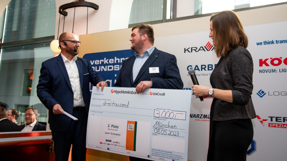 Leon Eismann bekommt seinen Preis von Gerhard Grünig und Anja Ludwig überreicht