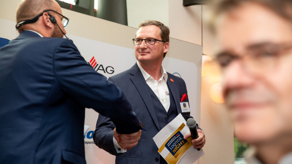 Den Ehren-Ritter überreichte bei der Logistik-Night Transportunternehmer Stefan Windgätter, Vorsitzender des Vorstandes der Kinder-Unfallhilfe.