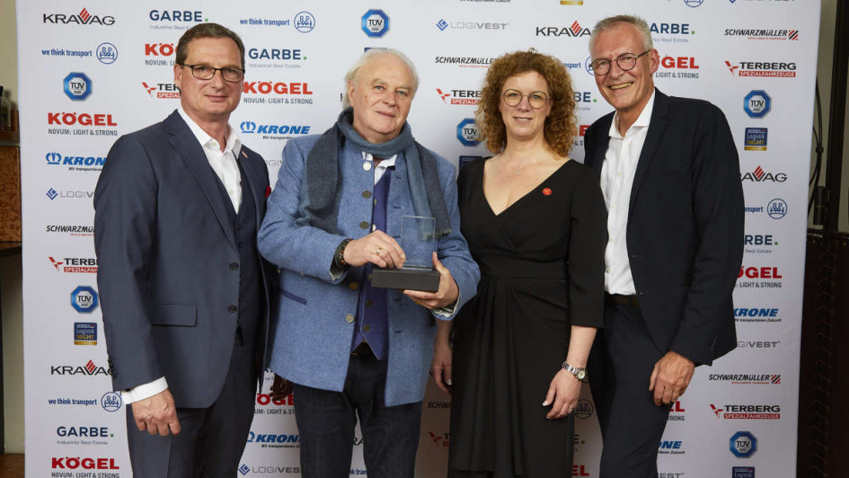 Wolfgang Anwander (Mitte) nahm den Preis stellvertretend entgegen. Mit dabei: Stefan Windgaetter, Sonja Bayer und Jan Zeibig.