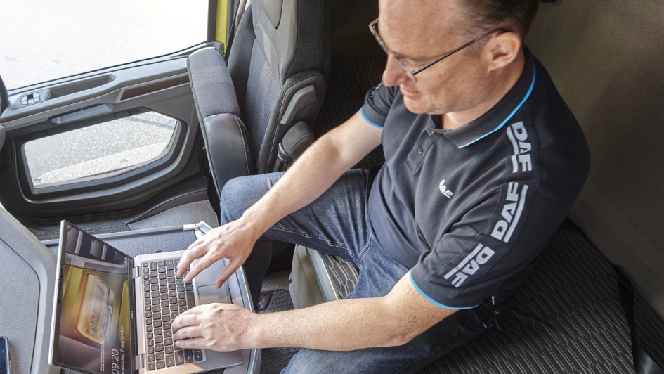 DAF gelb - Auszugstisch Fahrer mit Laptop