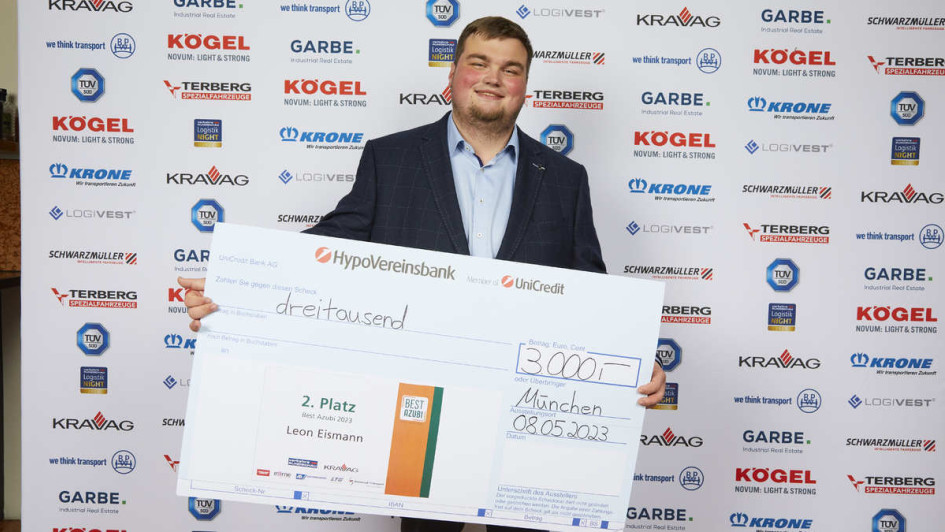 Leon Eismann präsentiert seinen Preis