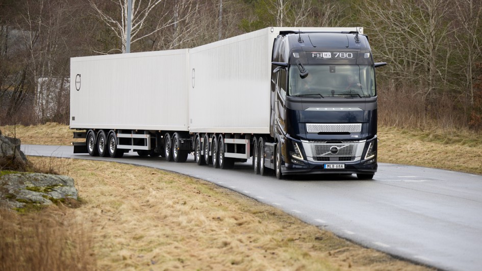 Langer Volvo FH Aero auf Straße