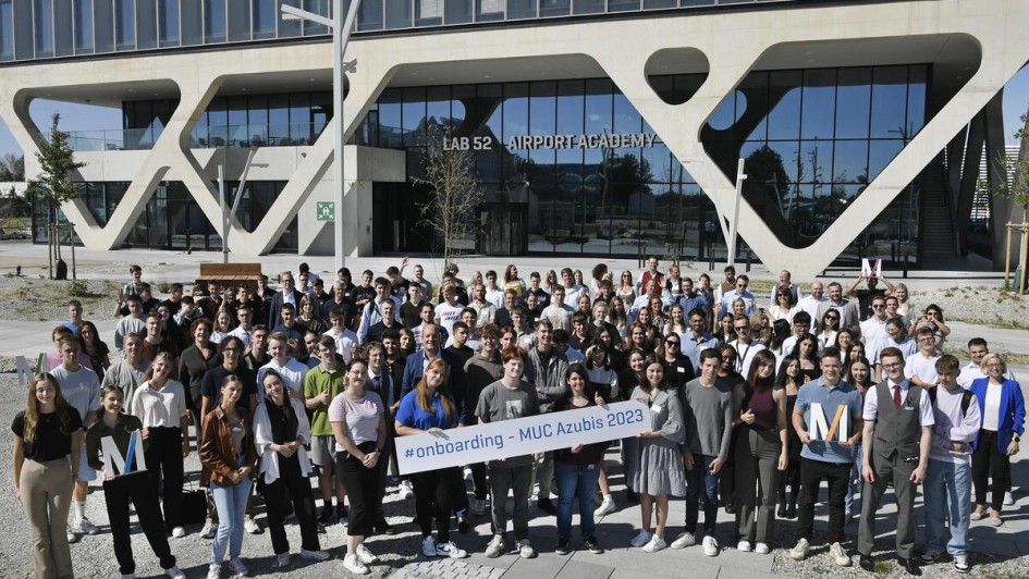 Gruppenfoto der Auszubildenden des Münchner Flughafens