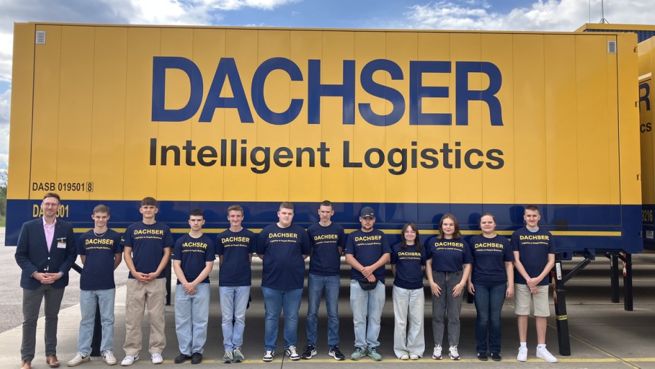 Die neuen Auszubildenden im Dachser Logistikzentrum Magdeburg mit Franz Eppers, Professional Specialist Human Resources 