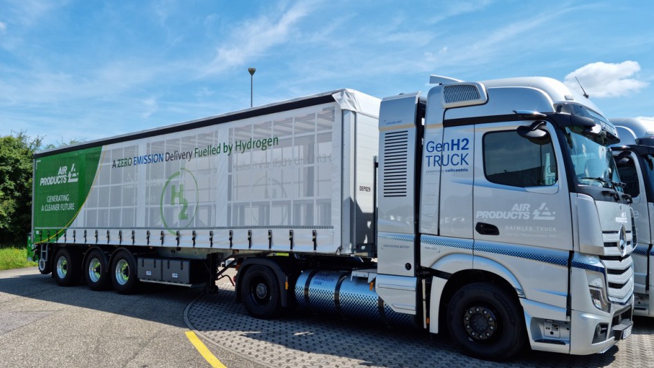 Der Brennstoffzellen-Lkw GenH2 mit einem Trailer steht am Straßenrand