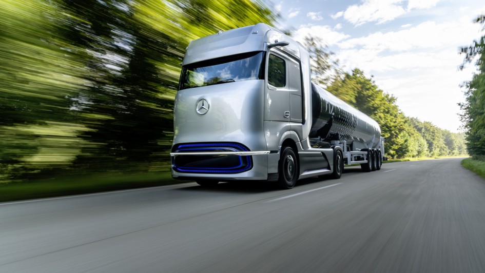 So sah die Designstudie von 2020 des GenH2 aus, abgebildet in einer Fahrsituation mit Trailer auf einer Straße