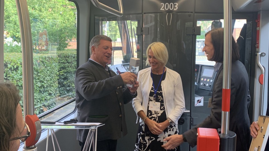 Birgit Ach, Geschäftsführerin der Niedermaier Spedition, freute sich 2024 über den Preis Logistik ist weiblich in der Kategorie "Karriere"