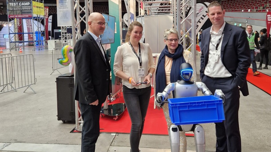 Dortmunder Bürgermeisterin Ute Mais mit humanoidem Roboter