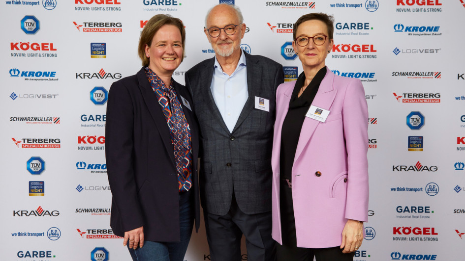 Carmen Schmidt (links) und Kerstin Wendt-Heinrich (rechts) von der Logistik-Initiative Hamburg und Friedrich Wendt von TOP Mehrwert-Logistik