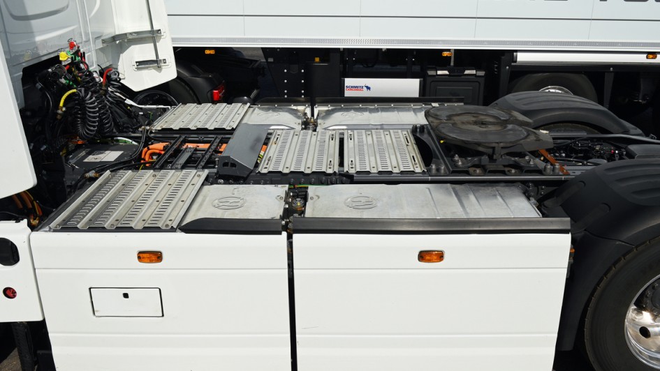Blick auf den Rahmen hinter der Kabine eines DAF XF Electric mit fünf verbauten Batteriepaketen