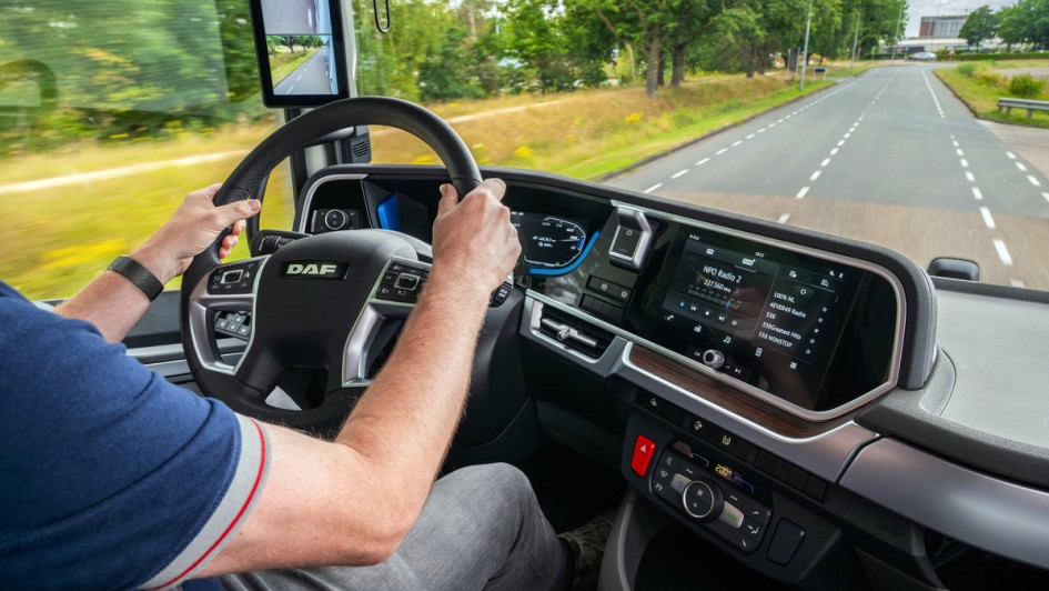 Ansicht des Cockpits eines DAF XF Electric mit Person auf dem Fahrersitz