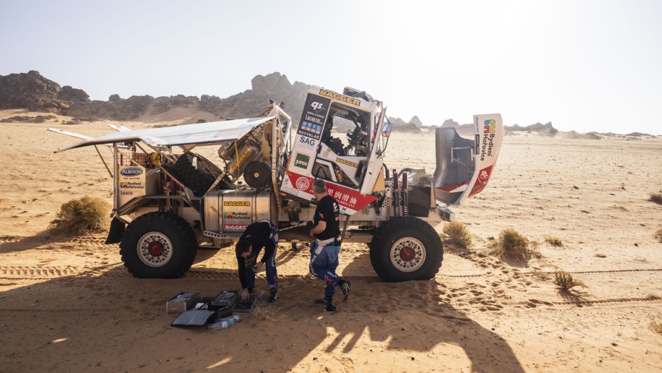 Ein Rallye-Lkw hat während einer Etappe eine Panne. Die Crew versucht den Schaden selbst zu beheben