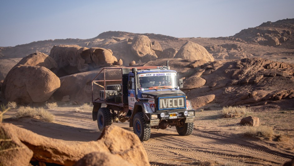 Ein alter Iveco-Hauber zwischen großen Felsen während der Classic-Wertung der Dakar 2026