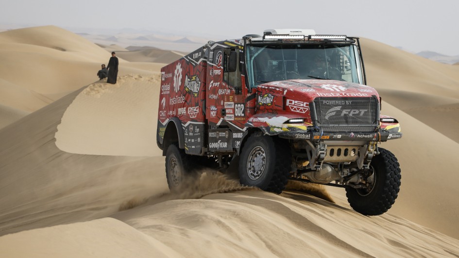 Der rote Iveco-Hauber von Ales Loprais beim Dünensurfen 