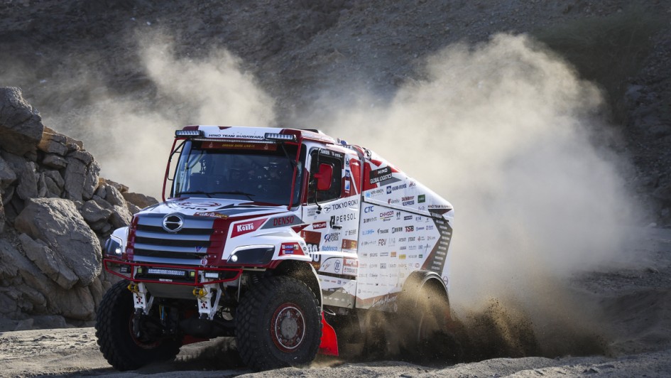 Ein japanischer Hino-Hauber in einer Gebirgsschlucht