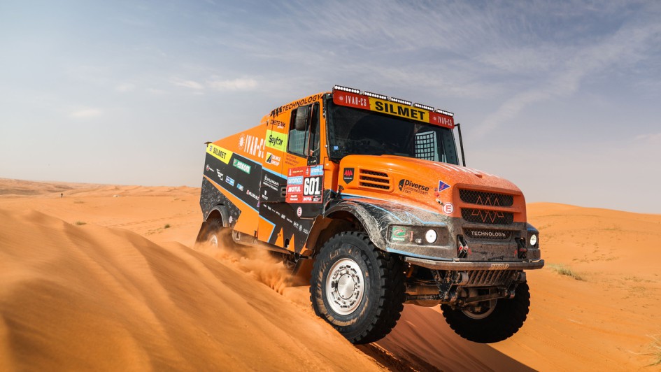 Der orangene Gewinner-Lkw im Sand