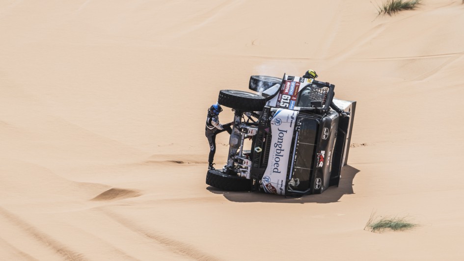 Bei Etappe 2, der Renault C460 Hybrid vom Jongbloed Dakar Team umgekippt im Sand