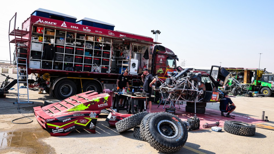 Vor der Werkstatt im Lkw wird ein Auto repariert