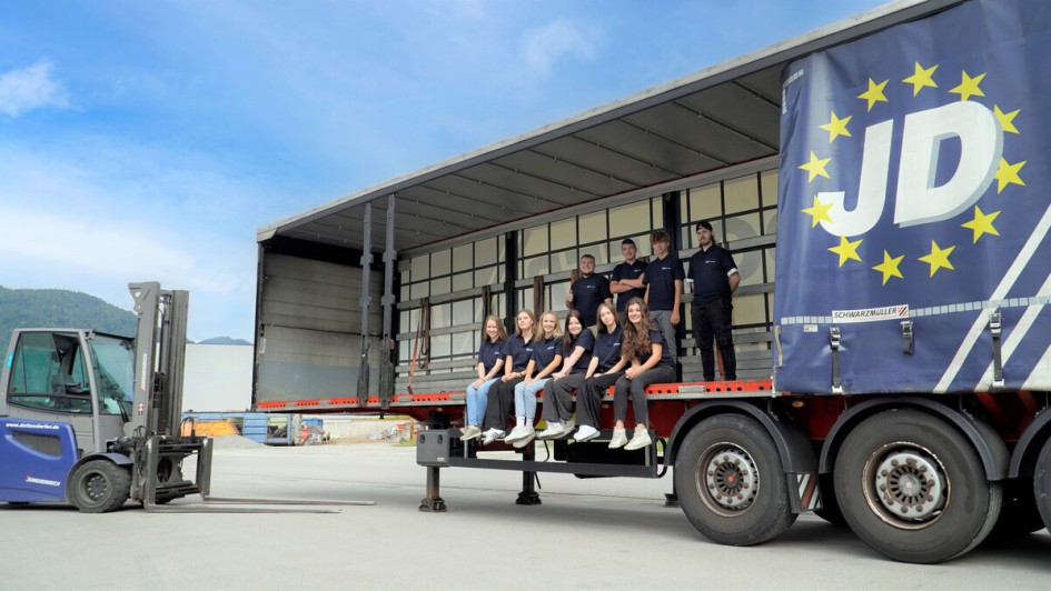 Gruppenfoto der Auszubildenden der Spedition Dettendorf