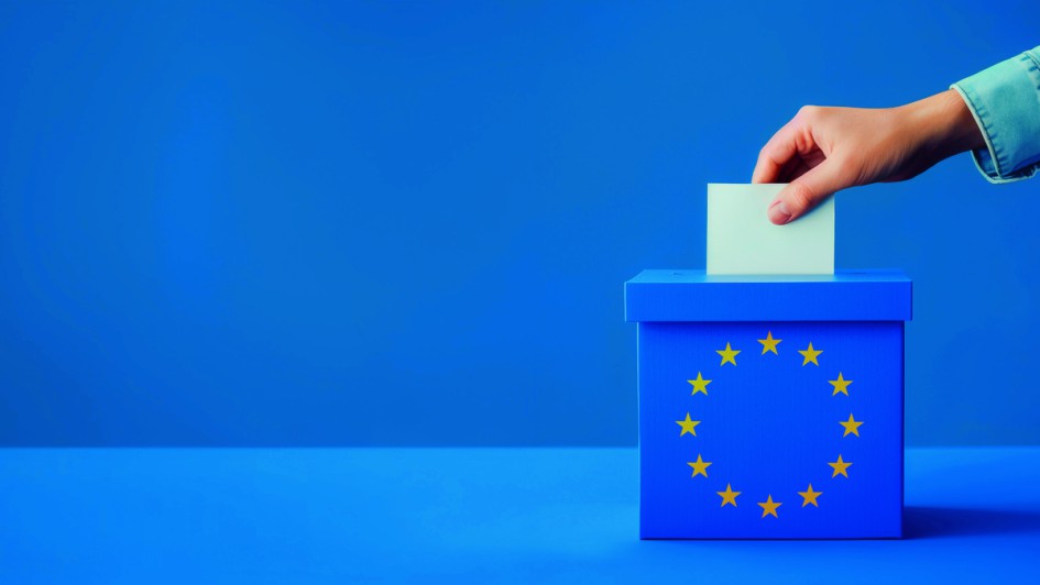 Frauenhand wirft Wahlzettel in EU-Wahlbox