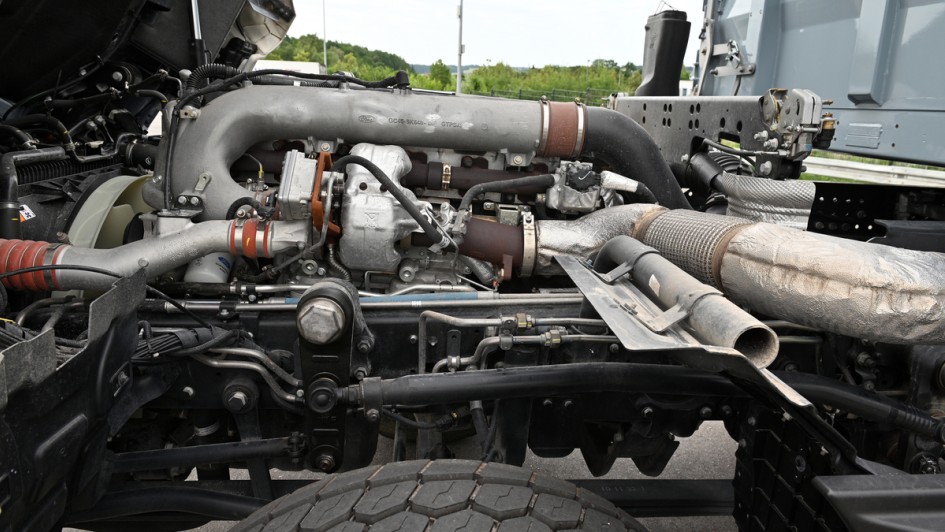 Blick auf den 12,7 Liter großen Ecotorq-Reihensechszylinder bei gekippter Kabine 