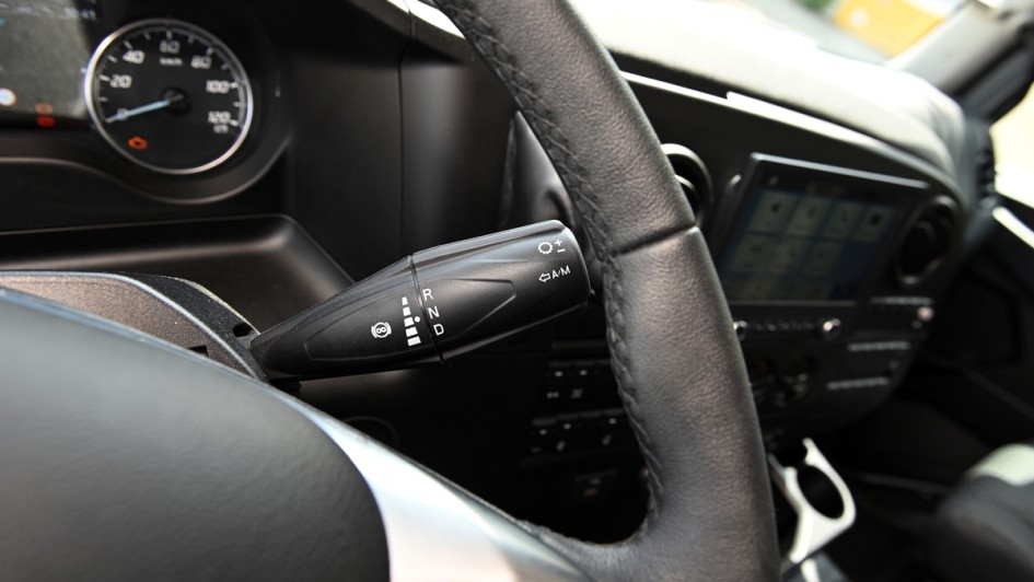 Blick auf den rechten Lenkstockhebel des Ford F-Line. Über diesen wird unter anderem das automatisierte Schaltgetriebe gesteuert