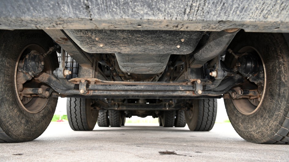 Blick unter den Ford F-Line, mit dem Fokus auf die beiden Vorderachsen