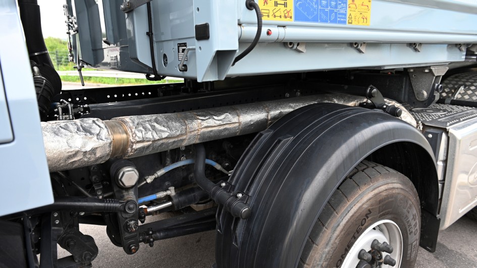 Auf der rechten Seite ist die lange Abgasanlage des Ford F-Line zu erkennen 